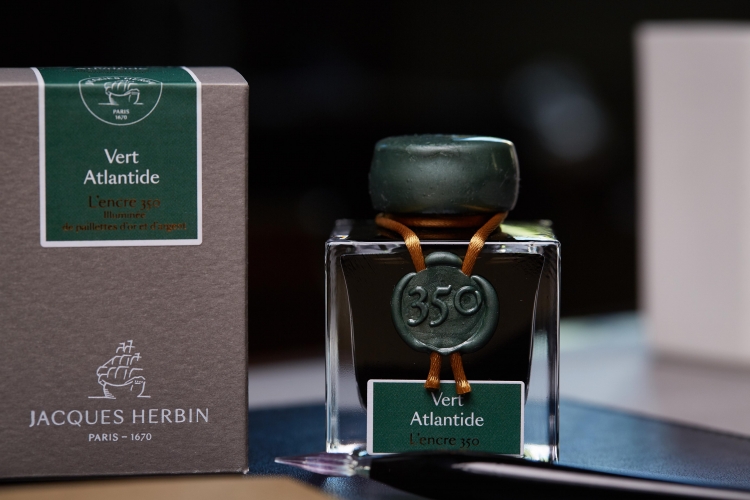 15139JT Herbin 350th Anniversary Ink - Vert Atlantide Ambiance 2